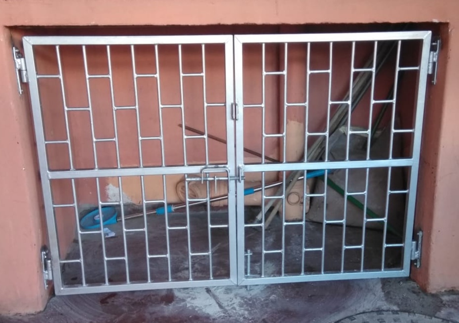 Brick pattern security gate