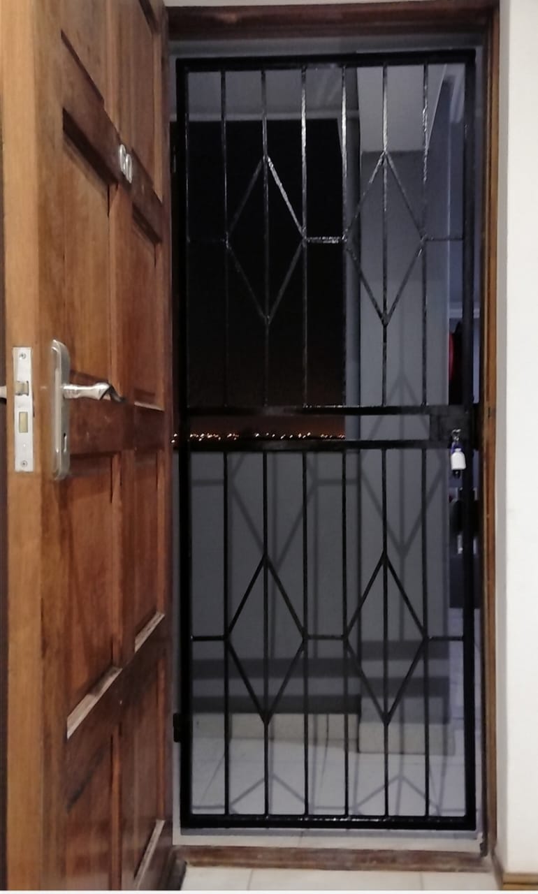 Diamond pattern door security gate