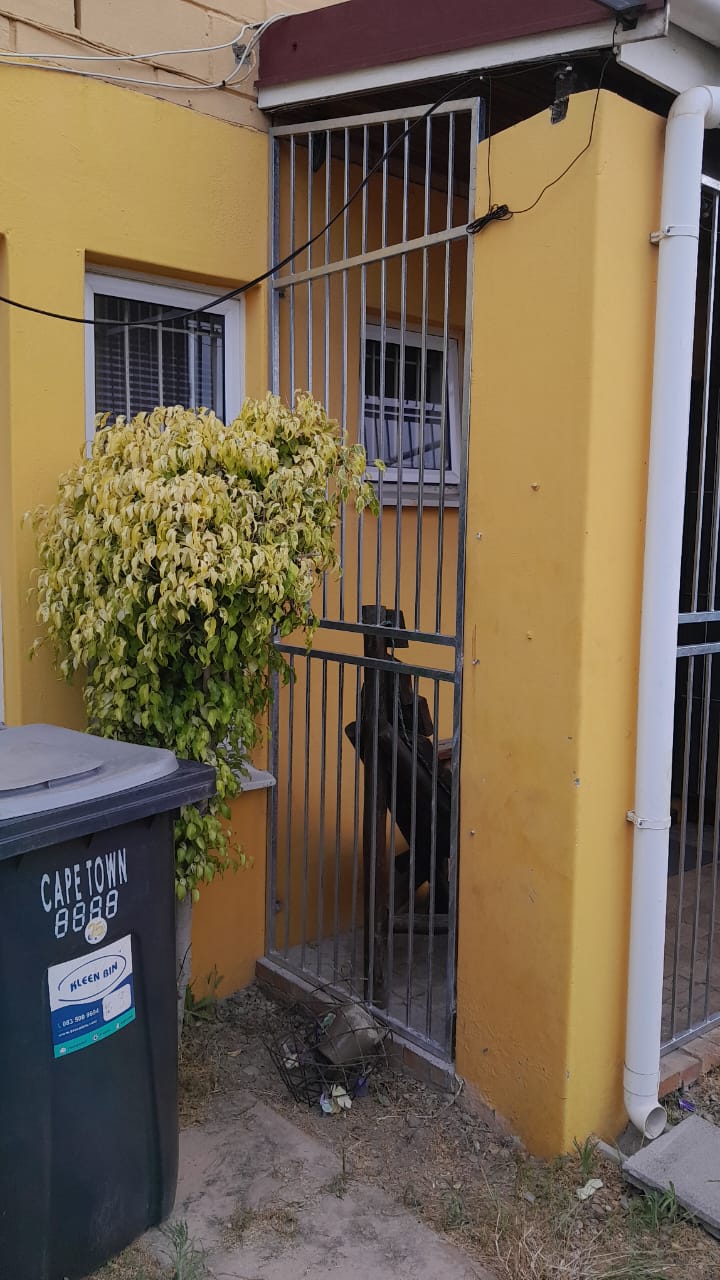 Entrance security gate