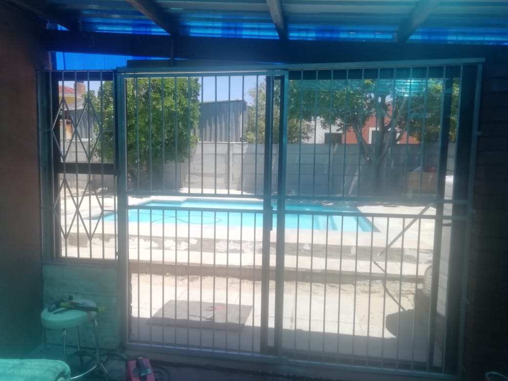 Fixed panel and sliding gate