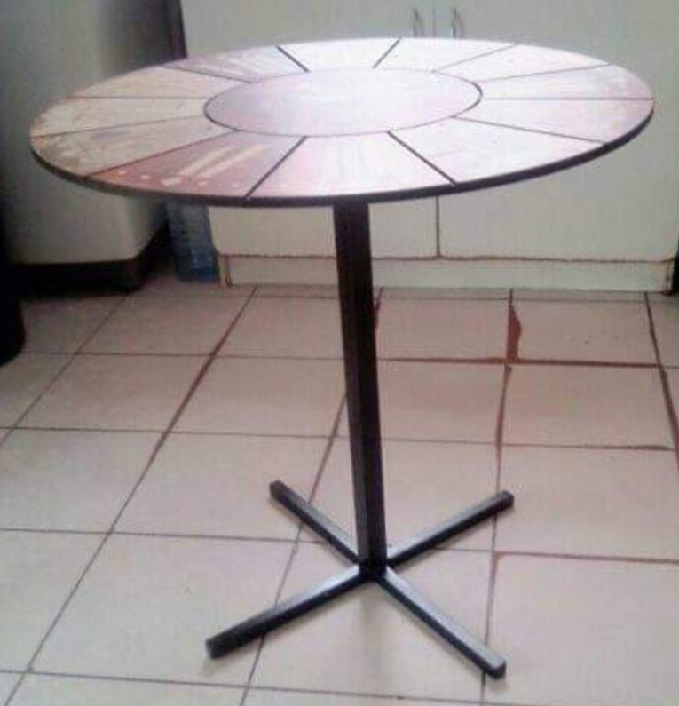 Round pedestal table