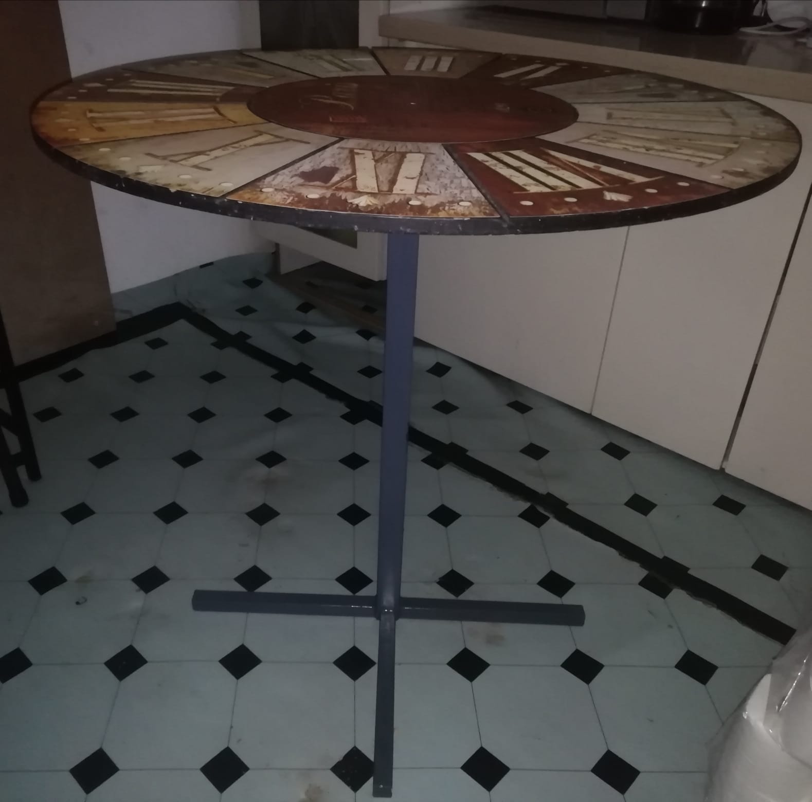 Round pedestal table detail