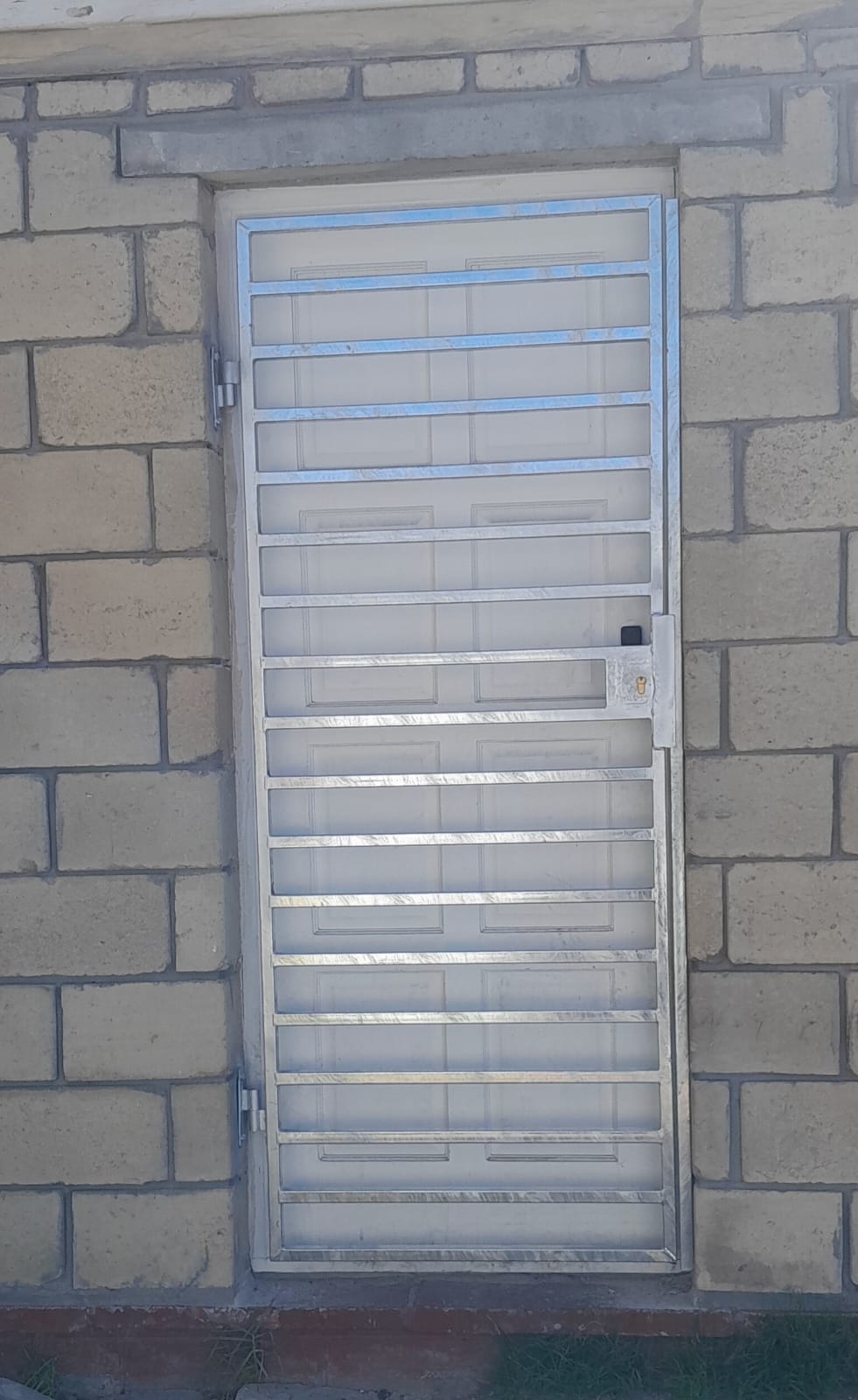 Security gate with horizontal bars