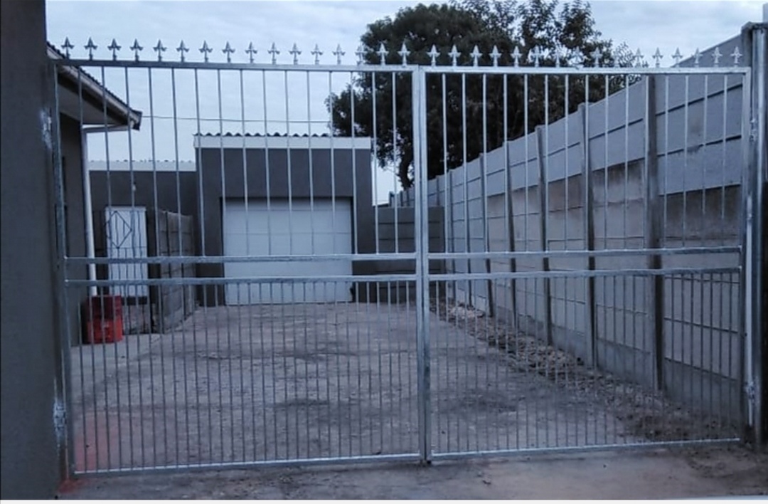 Driveway gate with spear tops